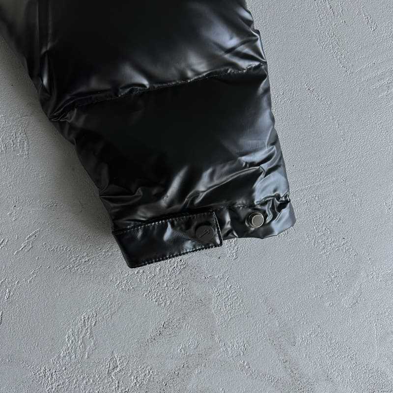 Jaqueta Trapstar Irongate Embossed Puffer Preta