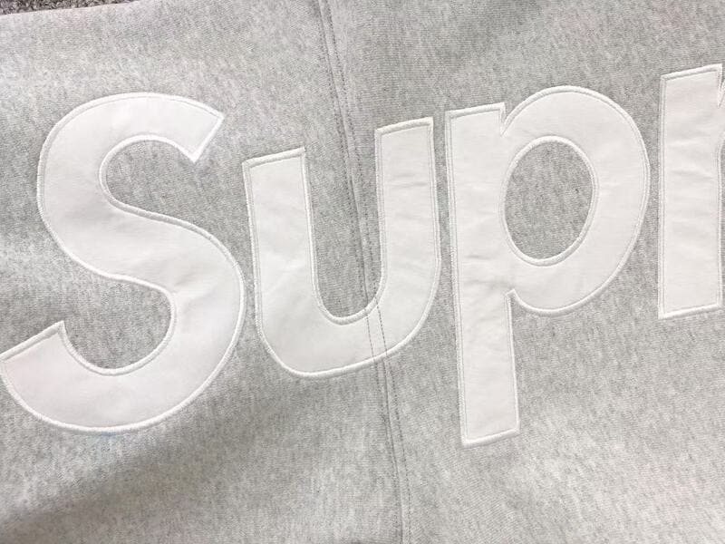 Moletom Supreme Satin Appliqué Cinza